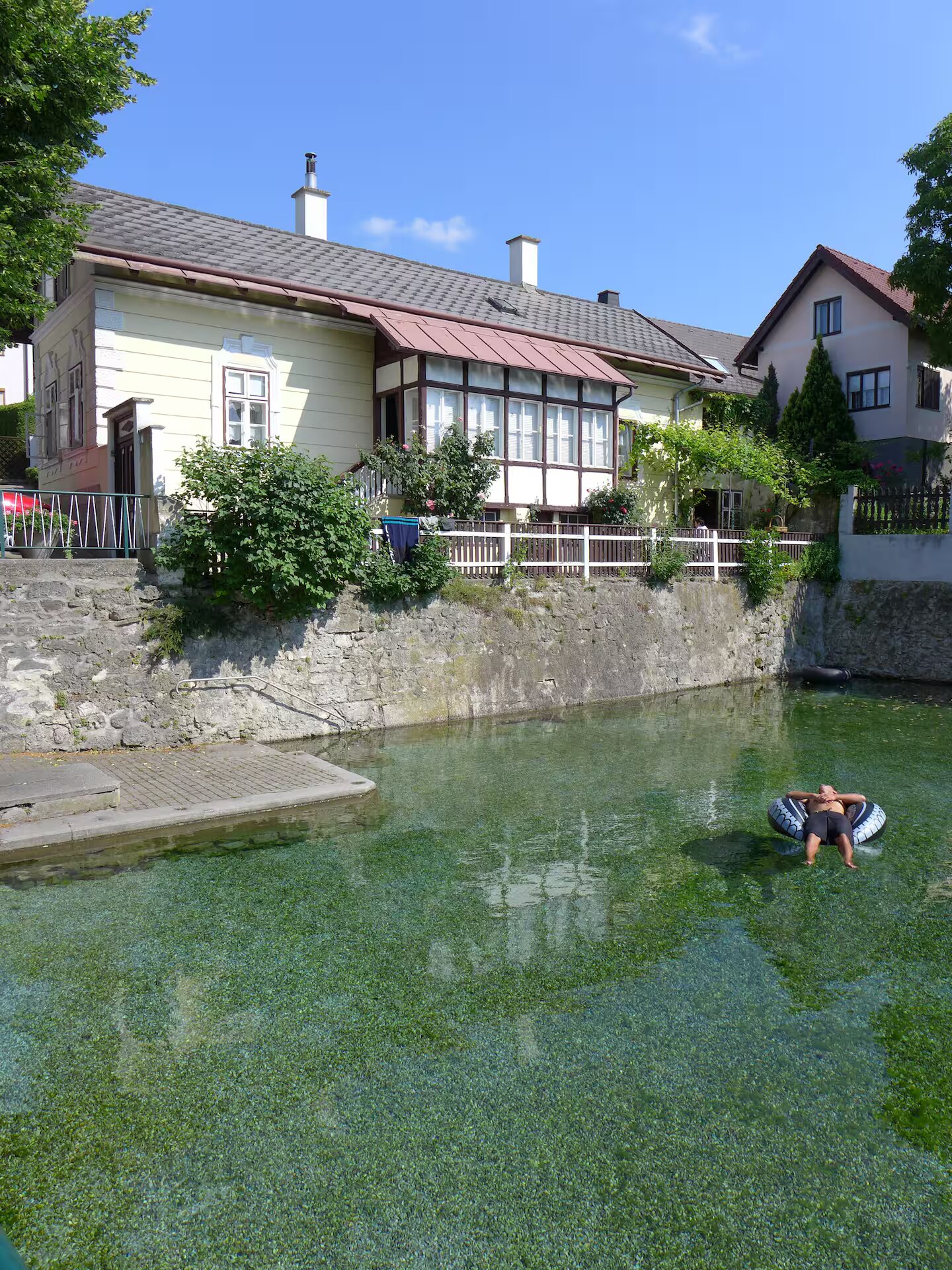 Das Haus vom Teich aus gesehen
