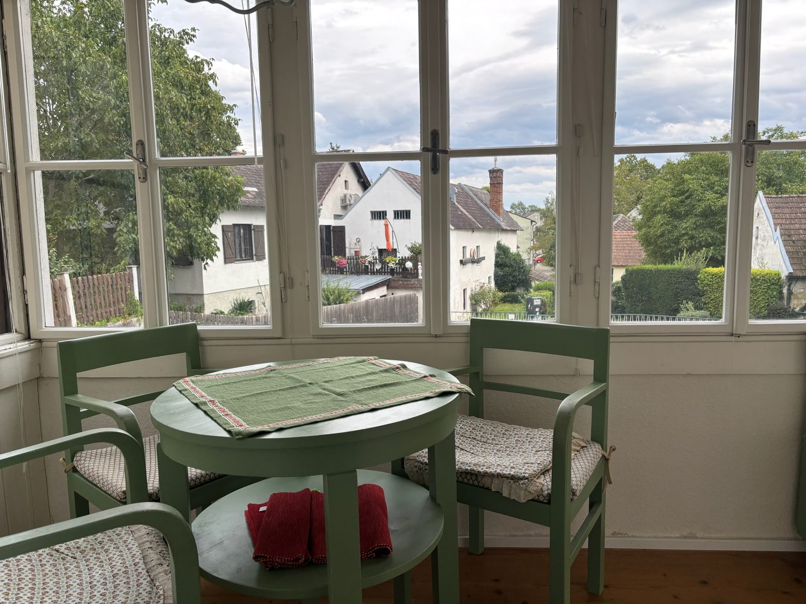 Verglaste Veranda mit Blick zum Teich
